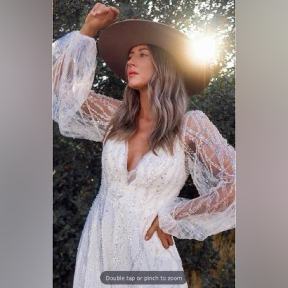 Size 22 Wedding Dress and Matching Veil
ESSENSE OF AUSTRALIA
STYLE #D3296
